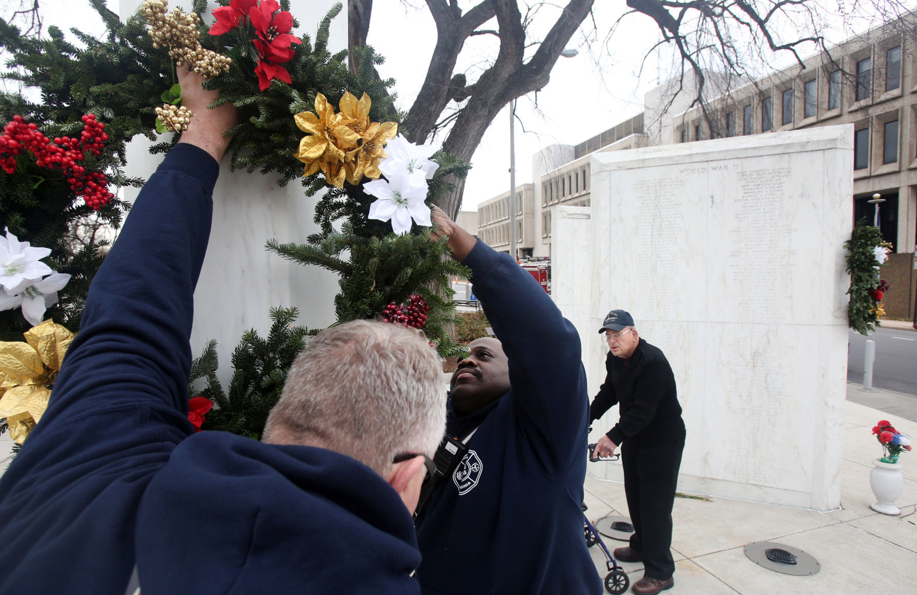 hr warmemorialwreathsGAL 112919 p04